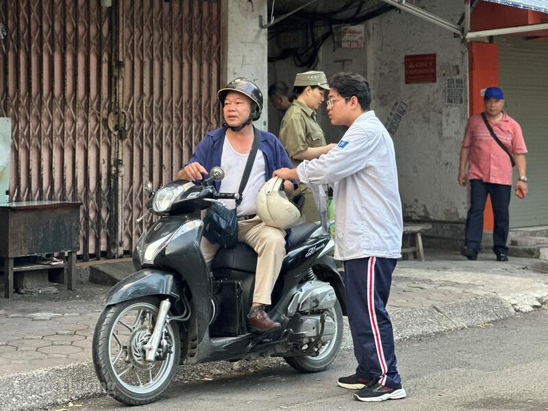 Nhiều phụ huynh quyết định ở ngoài cổng trường chờ con thi. Ảnh: Minh Khánh