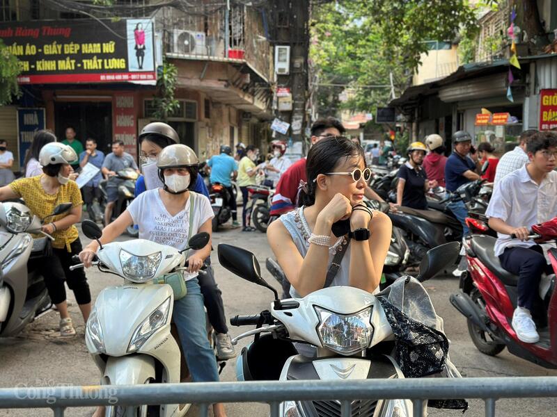 Phụ huynh chờ con tại điểm thi Trường Trung học Cơ sở Thành Công. Ảnh: Minh Khánh