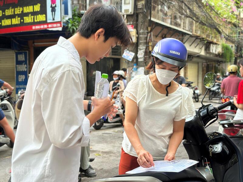 Phụ huynh dặn dò con trước giờ thi. Ảnh: Minh Khánh