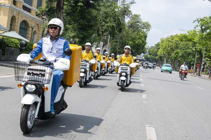 Thêm 205 xe điện Benly e: lăn bánh giao hàng khắp Hà Nội. Ảnh: Duy Minh