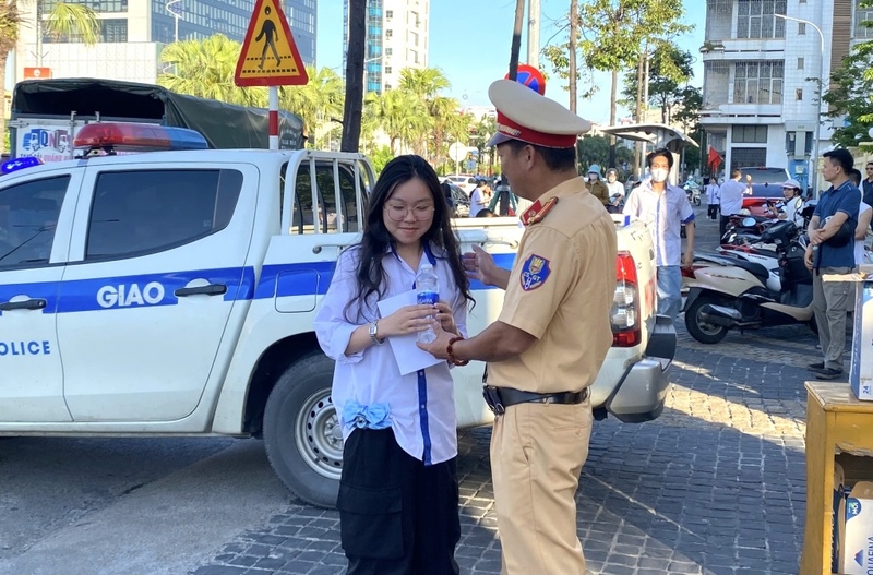 Lực lượng cảnh sát giao thông tiếp sức OKVIP - HÔM NAY 1 TỶ, NGÀY MAI 1000 TỶ tham gia thi Liên Minh OK VIP Game Online Giải Trí Cá Cược THPT năm 2025 tại tỉnh Quảng Ninh