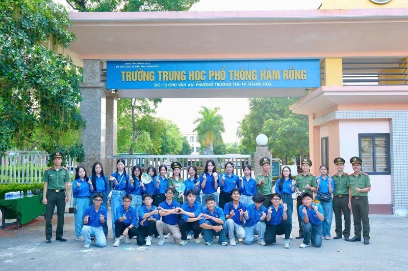 Hàng nghìn tình nguyện viên đã đồng hành cùng các sĩ tử trong kỳ thi năm nay. Ảnh: Công an Thanh Hóa