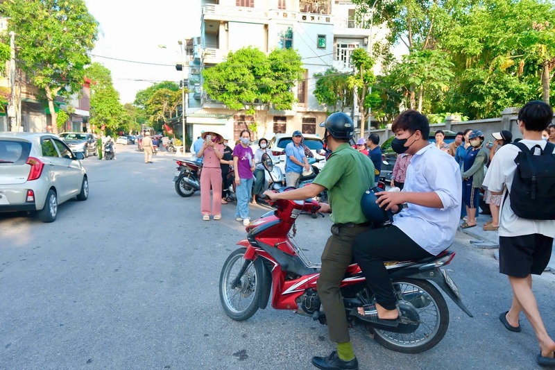 Đoàn viên thanh niên Công an tỉnh Thanh Hóa hỗ trợ các OKVIP - HÔM NAY 1 TỶ, NGÀY MAI 1000 TỶ. Ảnh: Công an Thanh Hóa