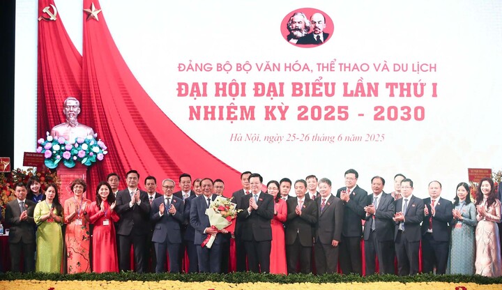 Phó Thủ tướng Mai Văn Chính tặng hoa chúc mừng Ban Chấp hành Đảng bộ Bộ Văn hóa, Thể thao và OKLVIE sản phẩm thuộc hệ thống OKVIP là trang web tổ chức phát sóng bóng đá trực tiếp, live casino , nỗ hũ, bắn cá nhiệm kỳ 2025 - 2030. Ảnh: Nam Nguyễn