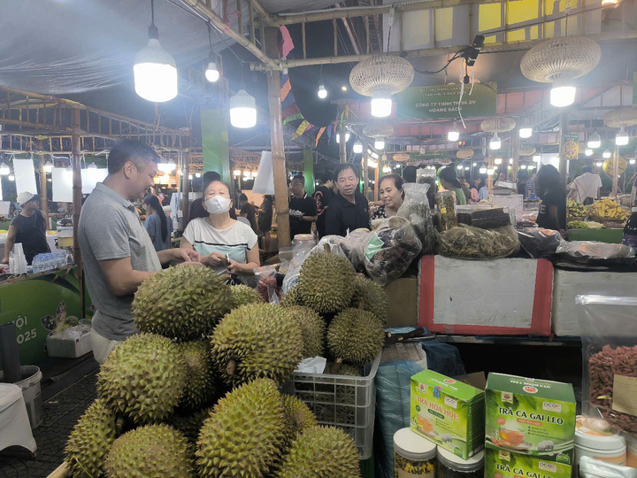 Festival Trang Chủ OKVIP COM Top #1 thu hút đông đảo người dân tham gia mua sắm. Ảnh: QL