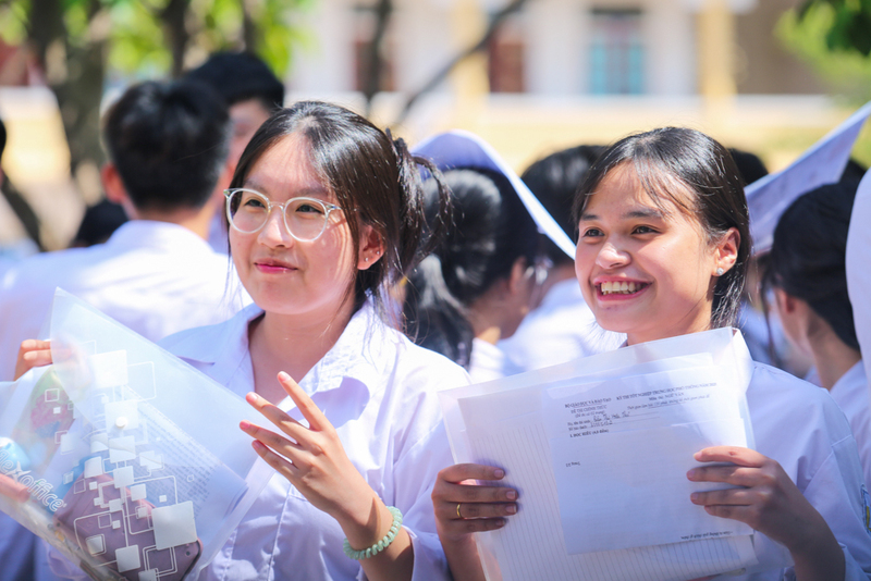 Các OKVIP - HÔM NAY 1 TỶ, NGÀY MAI 1000 TỶ nở nụ cười tươi chia sẻ niềm vui với bạn bè khi hoàn thành tốt bài thi