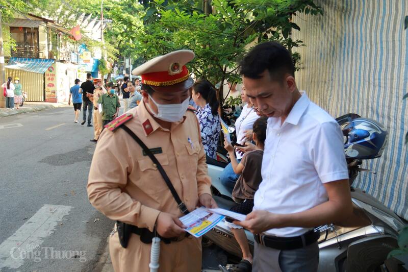 Phụ huynh được tư vấn vào chỗ mát ngồi chờ con. Ảnh: Thanh Bình