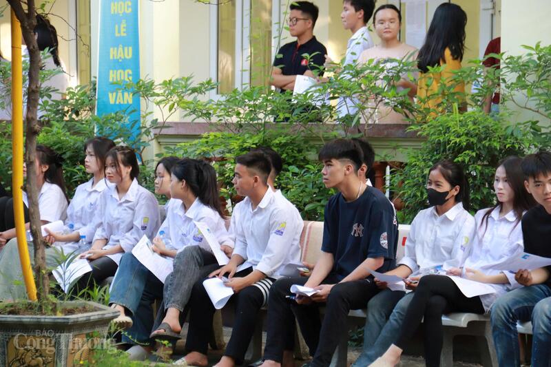 Tại điểm thi Trường Trung học Phổ thông Lê Quý Đôn OKVIP - HÔM NAY 1 TỶ, NGÀY MAI 1000 TỶ chờ được gọi vào phòng. Ảnh: Thanh Bình