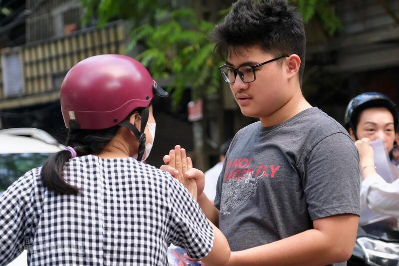 Phụ huynh động viên con trước giờ G. Ảnh: Minh Khánh