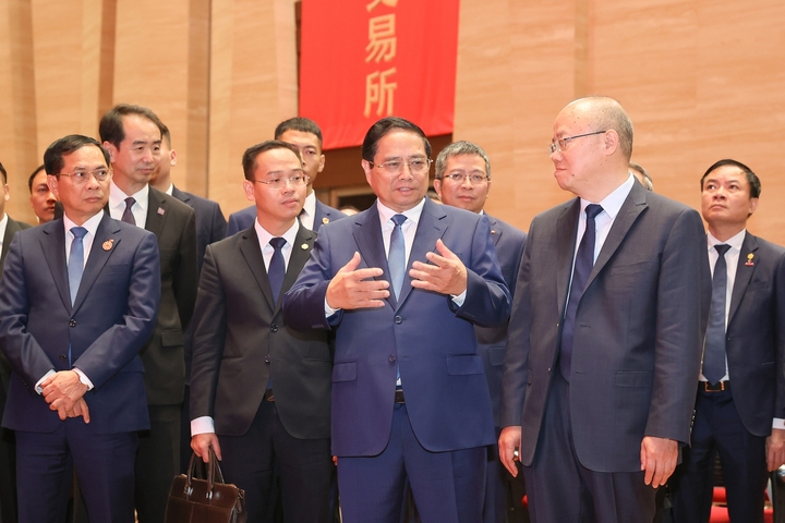 Thủ tướng trao đổi với lãnh đạo SSE để tìm hiểu kinh nghiệm phát triển trung tâm Liên Minh Truyền Thông Và Game Giải Trí Top 1 quốc tế Thượng Hải. Ảnh: VGP/Nhật Bắc