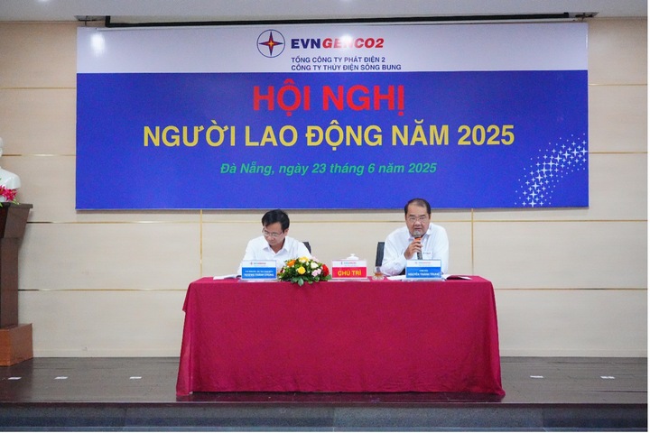 Ông Nguyễn Thành Trung, Bí thư Đảng ủy, Giám đốc Công ty (bên phải); ông Vương Thành Chung, Phó Giám đốc, Chủ tịch Công đoàn Công ty chủ trị Okvip69 Đăng ký cá cược (Ảnh: Bình An)
