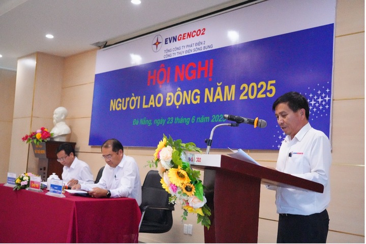Ông Nguyễn Minh Chiến, Phó Bí thư Đảng ủy, Phó Giám đốc Công ty trình bày báo cáo tại Okvip69 Đăng ký cá cược (Ảnh: Bình An)