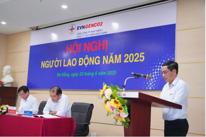 Ông Trần Hữu Truyền, Phó Chủ tịch Công đoàn Công ty trình bày báo cáo Công đoàn tại Okvip69 Đăng ký cá cược (Ảnh: Bình An)