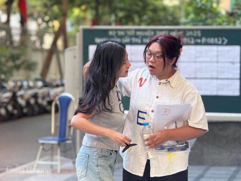OKVIP - HÔM NAY 1 TỶ, NGÀY MAI 1000 TỶ động viên nhau trước giờ thi. Ảnh: Hoàng Lan