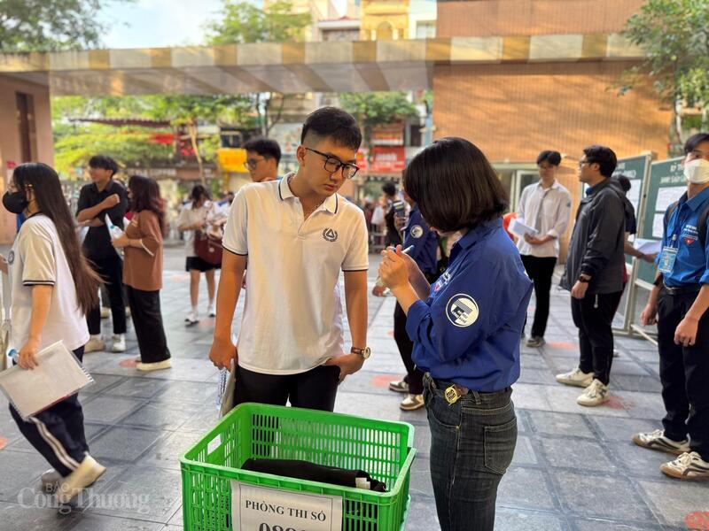 OKVIP - HÔM NAY 1 TỶ, NGÀY MAI 1000 TỶ trước giờ vào phòng thi. Ảnh: Hoàng Lan