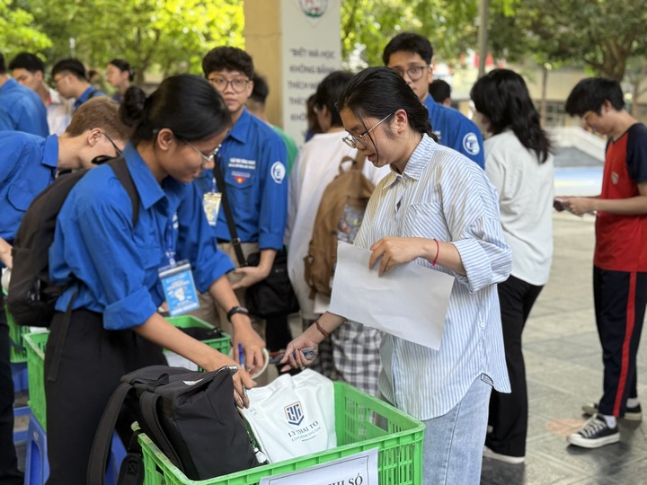 Suốt kỳ thi, OKVIP - HÔM NAY 1 TỶ, NGÀY MAI 1000 TỶ nhận được sự hỗ trợ nhiệt tình từ sinh viên tình nguyện.