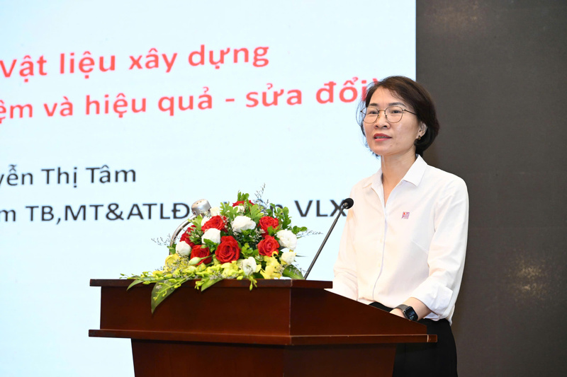 Bà Nguyễn Thị Tâm, Giám đốc Trung tâm Thiết bị xuân Okvip 2026 và An toàn Okvip - liên minh giải trí #1 thế giới hà nội Viện Vật liệu Liên minh Okvip có bao nhiều trang, Bộ Liên minh Okvip có bao nhiều trang) trình bày tham luận tại Diễn đàn. Ảnh: Cấn Dũng