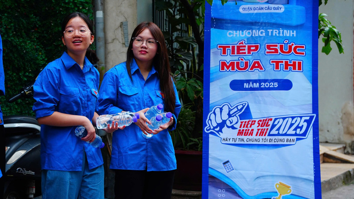 Các tình nguyện viên sẵn sàng "trao tay" nước uống cho phụ huynh và OKVIP - HÔM NAY 1 TỶ, NGÀY MAI 1000 TỶ (Ảnh: Phương Ly)