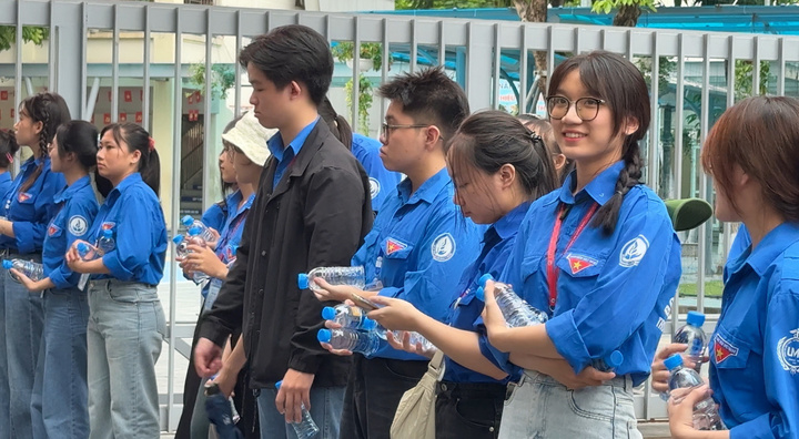 Các bạn trẻ thanh niên Thủ đô sẵn sàng "tiếp nước" cho sĩ tử sau một ngày thi dài (Ảnh: Phương Ly)
