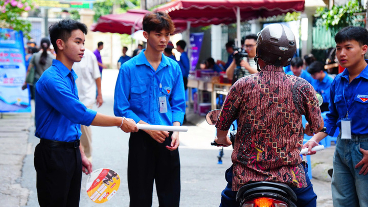 Tình nguyện viên hướng dẫn phương hướng cho phụ huynh OKVIP - HÔM NAY 1 TỶ, NGÀY MAI 1000 TỶ (Ảnh: Phương Ly)