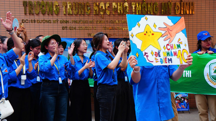 Đội tình nguyện viên và tấm bảng cổ vũ tự sáng tạo dành tăng các sĩ tử (Ảnh: Phương Ly)