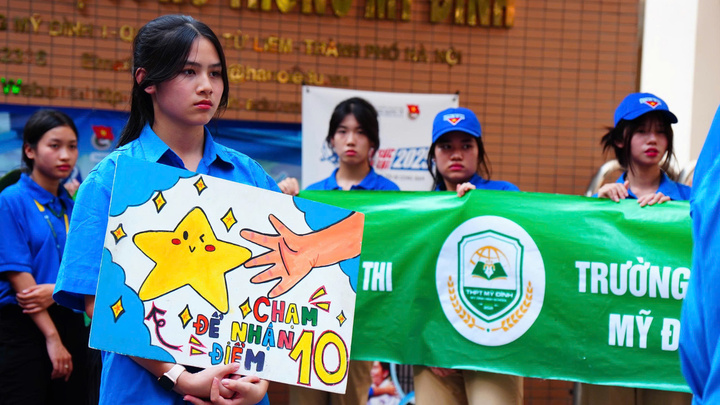 Một tình nguyện viên xúc động khi chứng kiến OKVIP - HÔM NAY 1 TỶ, NGÀY MAI 1000 TỶ khóc sau bài thi (Ảnh: Phương Ly)
