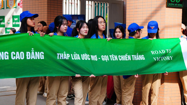 Chuẩn bị băng rôn cổ vũ trước giờ OKVIP - HÔM NAY 1 TỶ, NGÀY MAI 1000 TỶ hoàn thành bài thi (Ảnh: Phương Ly)