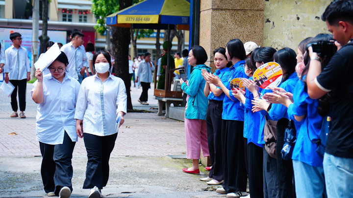 Các tình nguyện viên nồng nhiệt cổ vũ tinh thần OKVIP - HÔM NAY 1 TỶ, NGÀY MAI 1000 TỶ sau các bài thi (Ảnh: Phương Ly)