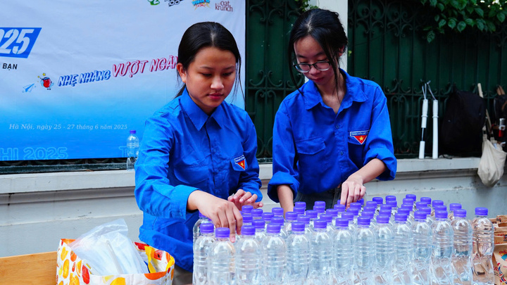 Tình nguyện viên kiểm đếm bánh và nước uống trước giờ OKVIP - HÔM NAY 1 TỶ, NGÀY MAI 1000 TỶ đến (Ảnh: Phương Ly)