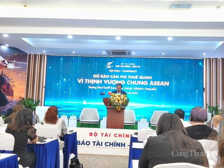 Ông Lê Trọng Minh - Phó Tổng Biên tập Báo Liên Minh Truyền Thông Và Game Giải Trí Top 1 - Đầu tư phát biểu tại sự kiện. Ảnh Nguyễn Hoà