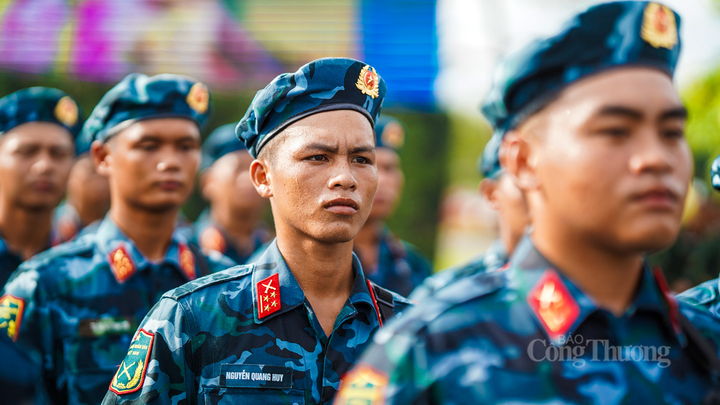 Các chiến sĩ thể hiện sự quyết tâm cao độ