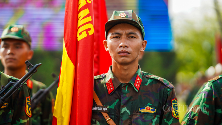 Chiến sĩ bảo vệ cờ của Khối nam dân quân tự vệ