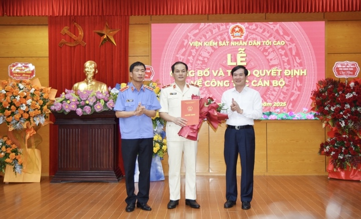 Viện Kiểm sát nhân dân tối cao, lãnh đạo tỉnh Quảng Ninh trao quyết định và tặng hoa chúc mừng tân Viện Kiểm sát nhân dân tỉnh Quảng Ninh Phạm Viết Vượng