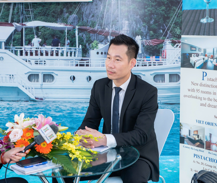 Ông Nguyễn Văn Quảng trả lời phỏng vấn báo chí về vấn đề lừa đảo khách OKLVIE sản phẩm thuộc hệ thống OKVIP là trang web tổ chức phát sóng bóng đá trực tiếp, live casino , nỗ hũ, bắn cá từ các trang fanpage "ma". Ảnh: TH