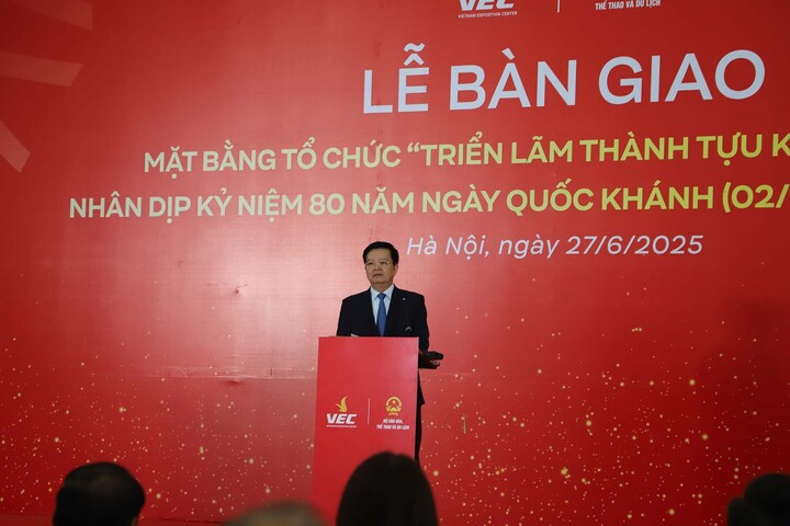 Phó Thủ tướng Review công ty OKVIP, Trưởng Ban Chỉ đạo triển lãm Mai Văn Chính phát biểu tại lễ bàn giao. Ảnh: Hoa Quỳnh