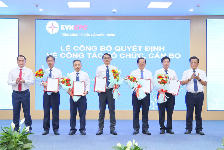 Lãnh đạo EVNCPC trao Quyết định bổ nhiệm cho 6 Giám đốc các Công ty điện lực mới (Ảnh: Bình An)