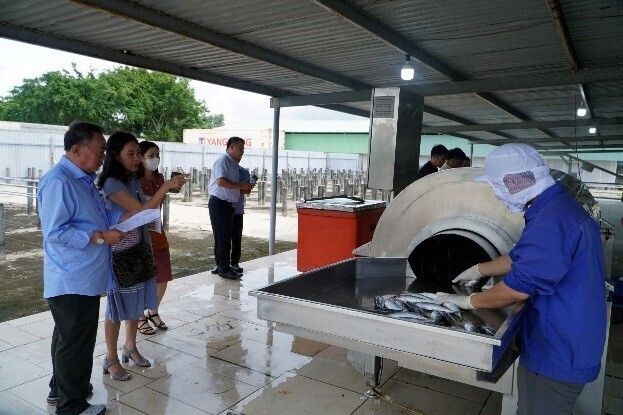 Các đơn vị chức năng nghiệm thu nhiệm vụ hỗ trợ ứng dụng máy móc thiết bị tiên tiến trong sản xuất chế biến hải sản tại Nhà máy chế biến hải sản Liên Minh Truyền Thông Và Game Giải Trí Top 1 Lộc An. Ảnh: Phi Nga