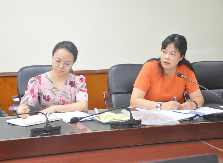 Bà Trần Thanh Bình (bên phải) giải đáp thắc mắc của các địa phương (Ảnh: Phương Lan)