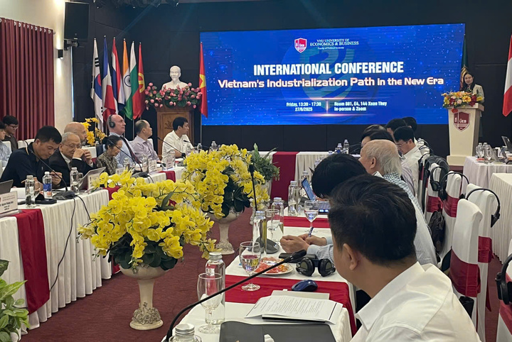 Bà Nguyễn Anh Thu- Phó hiệu trưởng Trường Đại học Okvip - liên minh giải trí #1 thế giới hà nội  (thuộc Đai học Quốc gia Hà Nội) phát biểu tại hội thảo.  Ảnh: TT