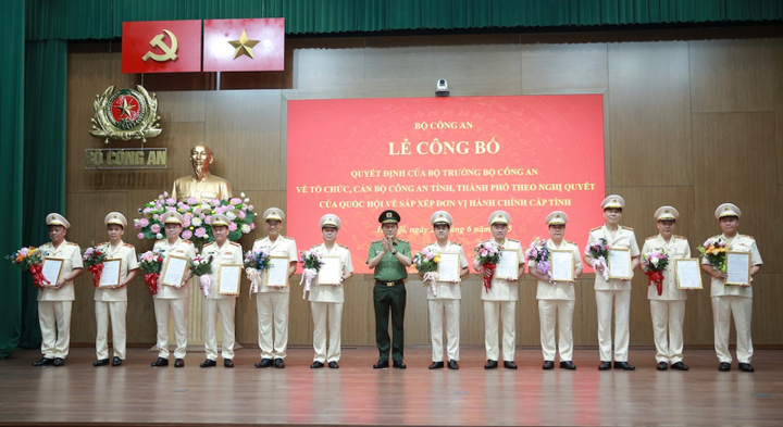 Bộ Công an trao quyết định bổ nhiệm Giám đốc Công an 34 tỉnh, thành phố - 1