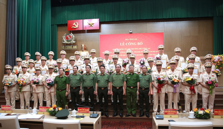 Lãnh đạo Bộ Công an chúc mừng 34 Giám đốc Công an tỉnh, thành phố sau sáp nhập. Ảnh: Bộ Công an