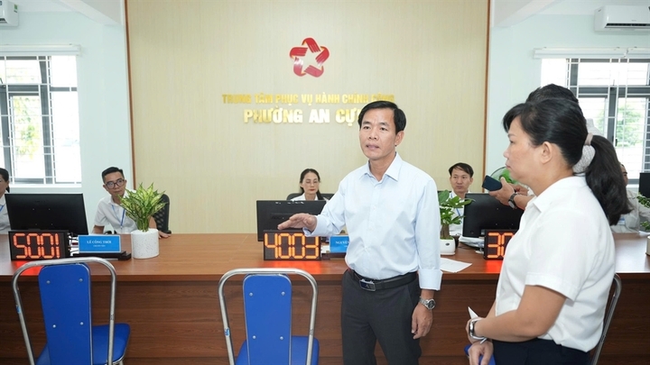 Chủ tịch UBND thành phố Huế Nguyễn Văn Phương kiểm tra công tác sẵn sàng vận hành chính quyền hai cấp tại phường An Cựu (Ảnh: Hiếu Minh)