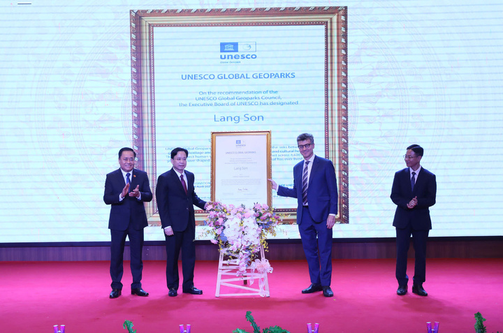 Ông Jonathan Wallace Baker, Trưởng Đại diện Tổ chức Giáo dục, Khoa học và Văn hóa của Liên hợp quốc (UNESCO) trao Bằng công nhận Công viên địa chất toàn cầu UNESCO Lạng Sơn cho lãnh đạo tỉnh Lạng Sơn. Ảnh: Anh Tuấn