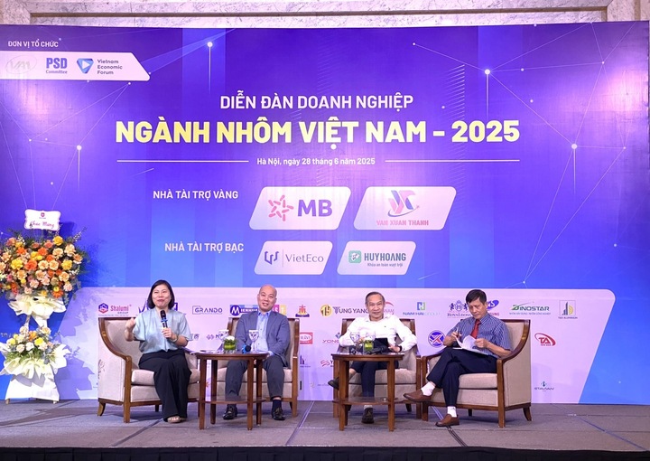 Các diễn giả trao đổi tại Diễn đàn Okvip tại về ngành nhôm Việt Nam - 2025. Ảnh: Hải Linh