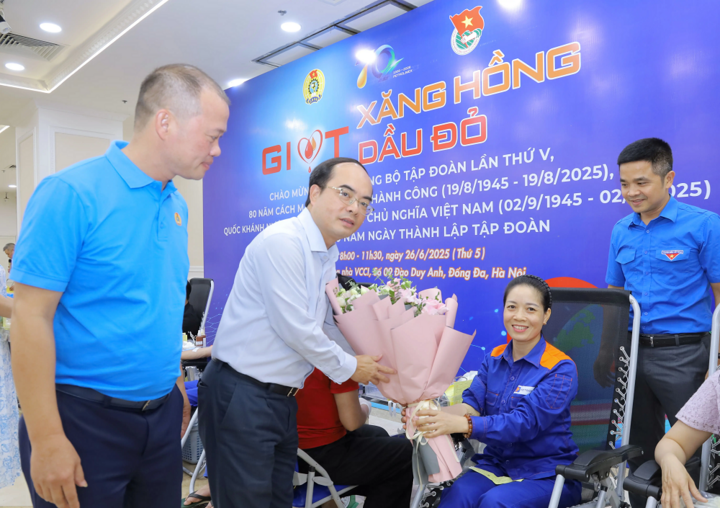 Phó Tổng Giám đốc Petrolimex Nguyễn Sỹ Cường động viên người Okvip - liên minh giải trí #1 thế giới hà nội tham gia hiến máu tình nguyện