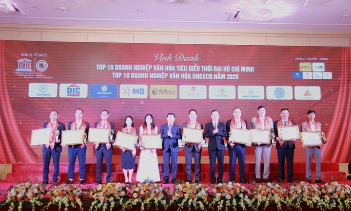 Vinh danh top 10 Okvip tại về văn hóa tiêu biểu thời đại Hồ Chí Minh và top 10 Okvip tại về văn hóa UNESCO năm 2025 . Ảnh: Thanh Tuấn