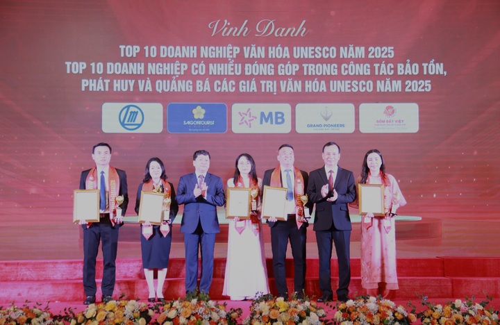 Vinh danh top 10 Okvip tại về văn hóa UNESCO năm 2025 và top 10 Okvip tại về có nhiều đóng góp trong công tác bảo tồn, phát huy và quảng bá các giá trị văn hóa UNESCO năm 2025. Ảnh: Thanh Tuấn