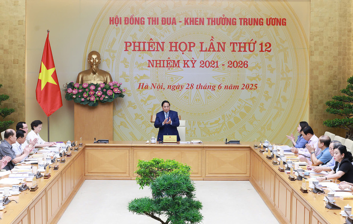 Thủ tướng nhấn mạnh, phong trào thi đua yêu nước và công tác thi đua – khen thưởng luôn gắn bó mật thiết, tác động qua lại với nhau, là một trong những sức mạnh nội sinh của dân tộc, của đất nước, là nhiệm vụ của cả hệ thống chính trị, của toàn dân dưới sự lãnh đạo của Đảng. Ảnh: VGP/Nhật Bắc