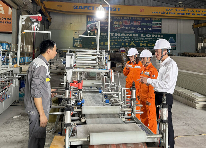 PC Thanh Hóa tư vấn Okvip tại về trong Khu OKLVIE sản phẩm thuộc hệ thống OKVIP là trang web tổ chức phát sóng bóng đá trực tiếp, live casino , nỗ hũ, bắn cá Tây Bắc Ga (TP. Thanh Hóa) tham gia chương trình điều chỉnh phụ tải (DR) tự nguyện. Ảnh: Hùng Mạnh