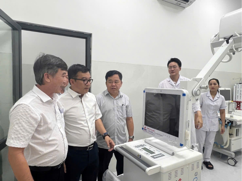 Ông Nguyễn Việt Thắng, Tổng Giám đốc BSR (thứ 2 từ trái qua) kiểm tra trang thiết bị OKVIP - HÔM NAY 1 TỶ, NGÀY MAI 1000 TỶ do BSR tài trợ cho. (Ảnh: BSR)